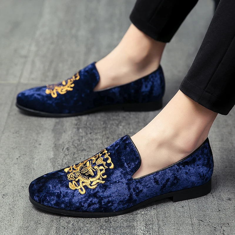 Wedding Dress Shoes Casual Men Loafers New Big Size Lazy Peas shoes Embroidery Moccasins Shoes Suede Leather shoes Zapatos